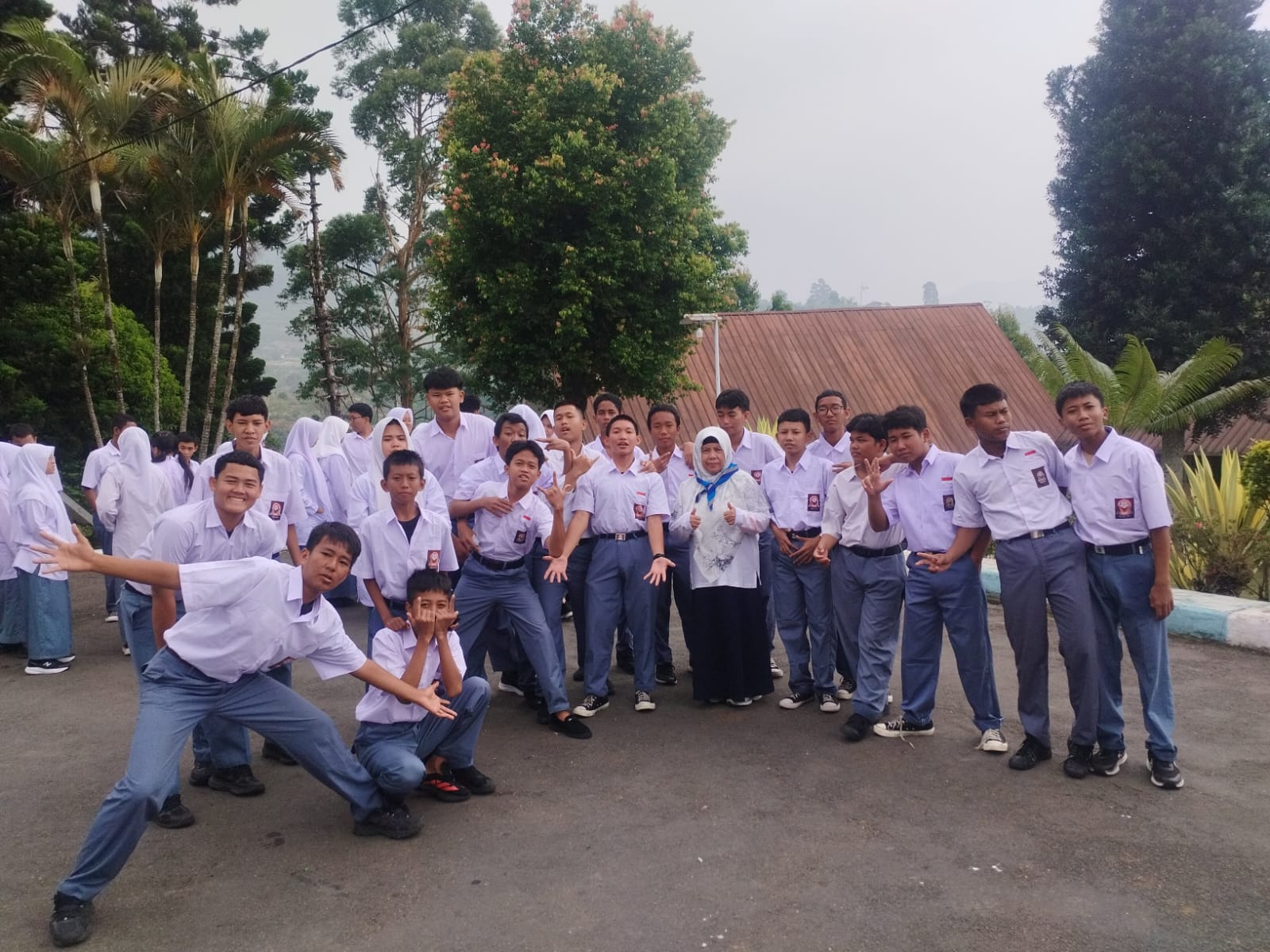 Foto bersama seluruh siswa kelas X T.ELIN