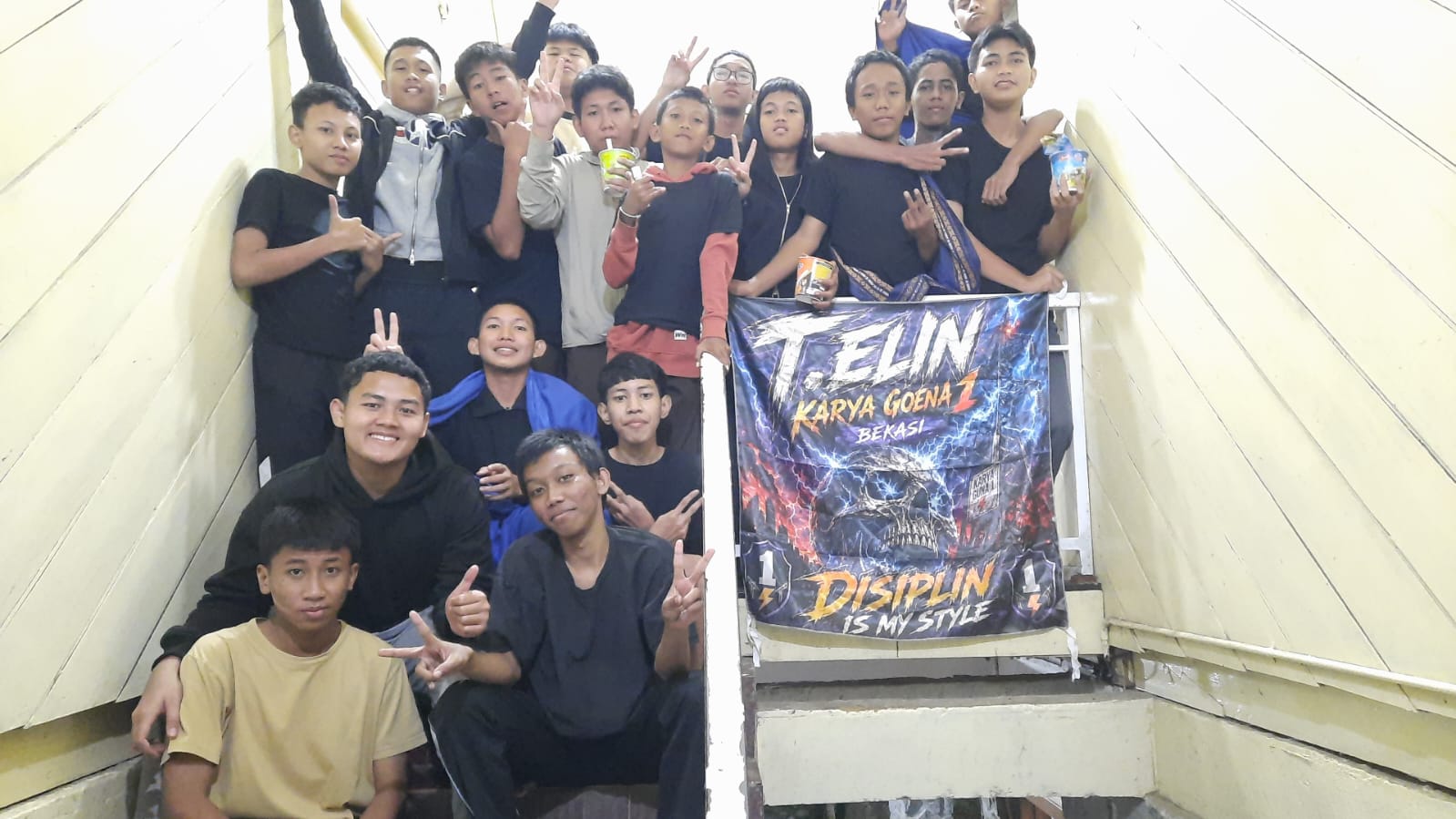 Kebersamaan kelas T.ELIN Karya Guna 1 Bekasi
